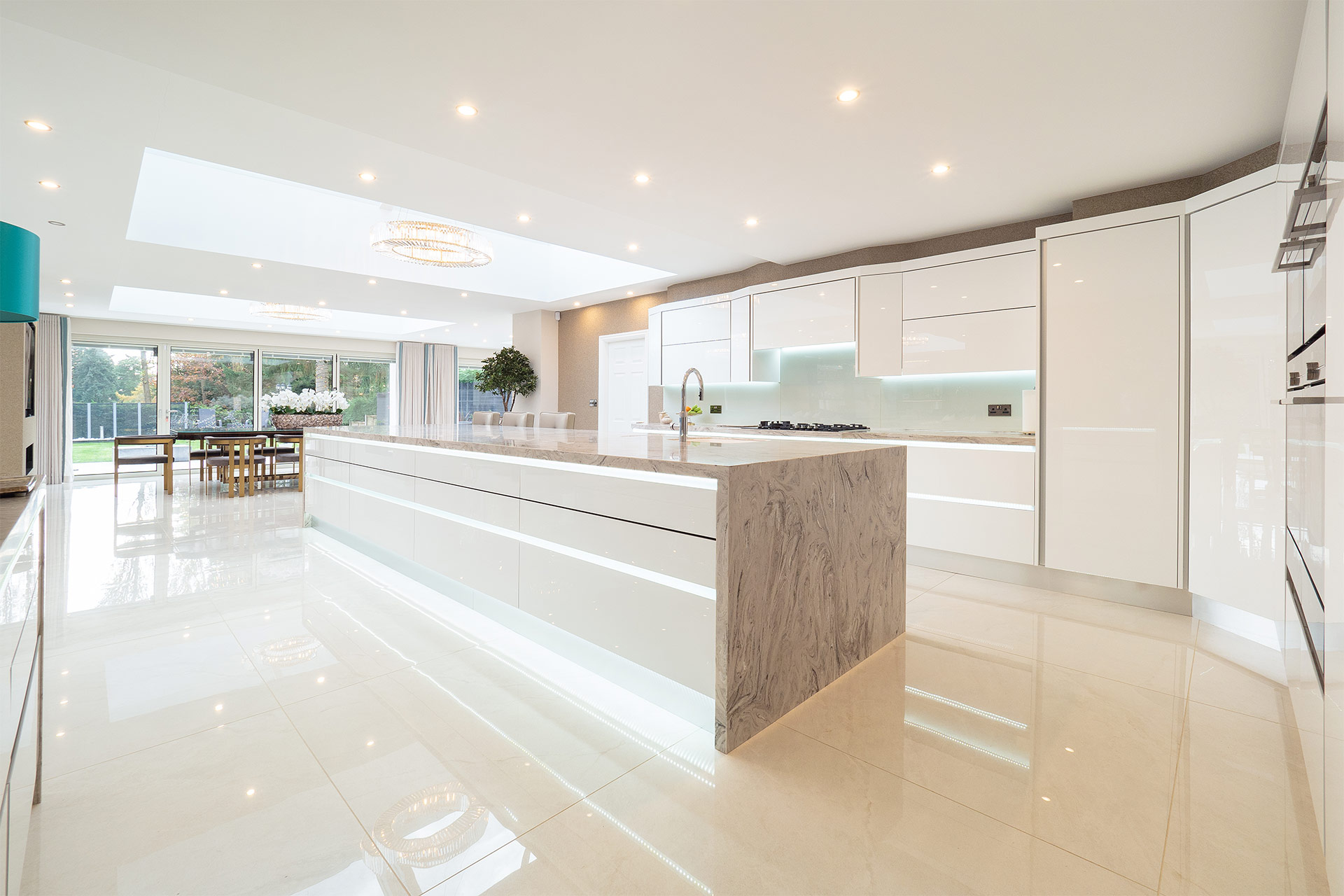 x-modern-handleless-designer-kitchen-with-corian-worktop--5